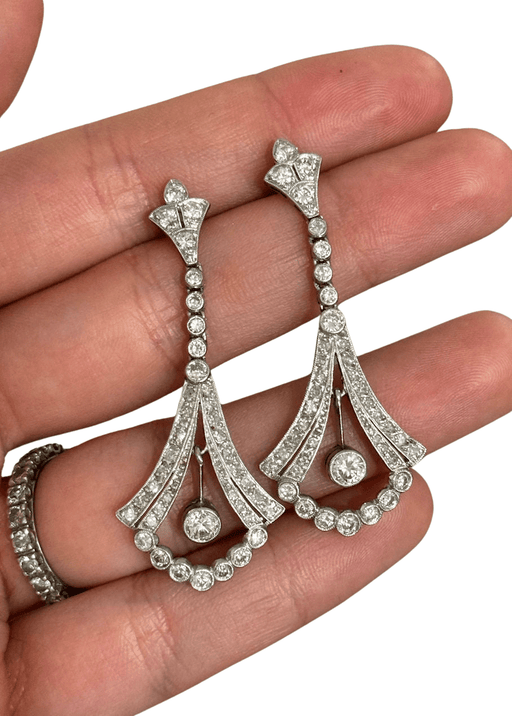 Boucles d'oreilles Boucles d'oreilles de style Art Déco en platine avec diamants. 58 Facettes