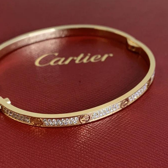 Le bracelet Love de chez Cartier toujours en vogue