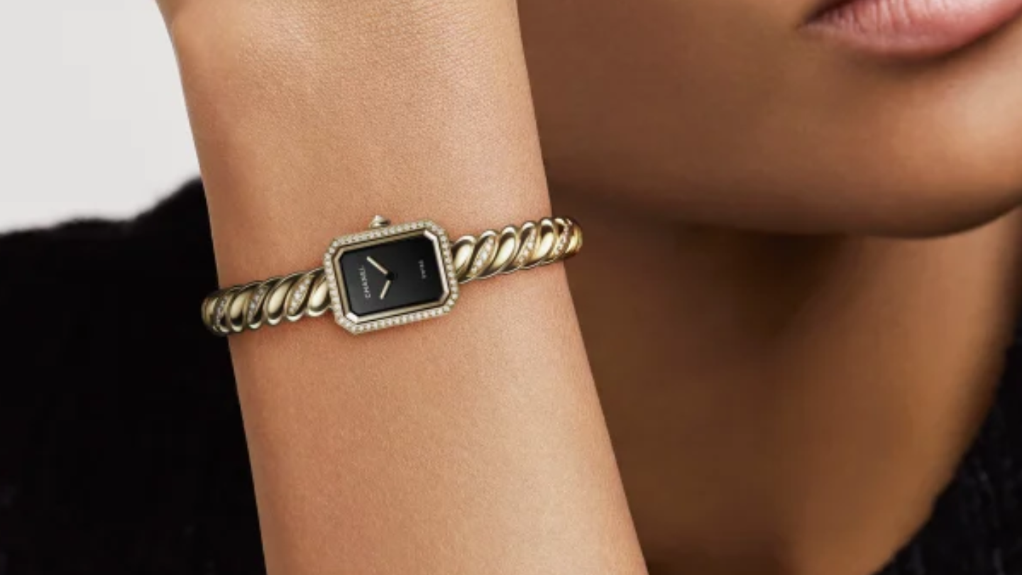 Une nouvelle façon de porter le temps avec Première Galon de Chanel : entre montre et bijou couture