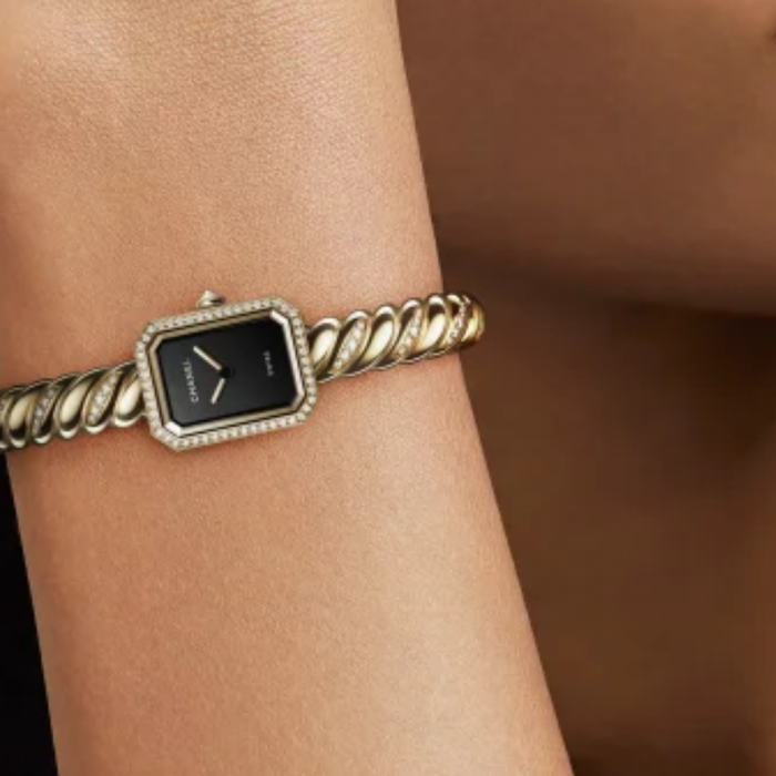 Une nouvelle façon de porter le temps avec Première Galon de Chanel : entre montre et bijou couture