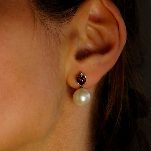 Boucles d'oreilles Boucles d'oreilles - Perles des mers du Sud, grenats et diamants en or jaune 58 Facettes E007