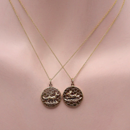 Pendentif Pendentif charm sanglier en or 14k et rubis 58 Facettes