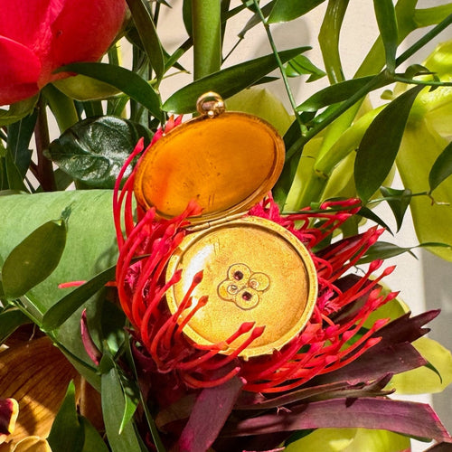 Pendentif Médaillon en or jaune 18 carats avec perles de verre rouges 58 Facettes 0A26BBA6859A4862A668B44D29795102