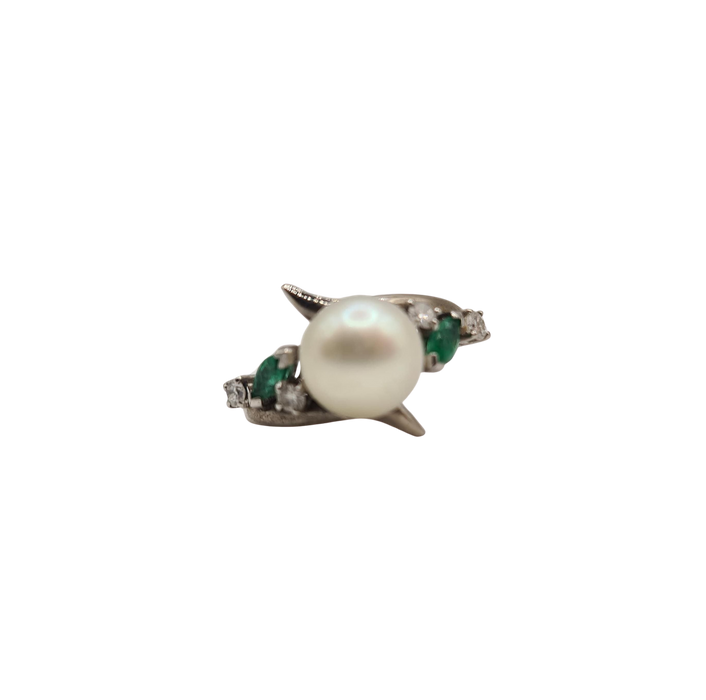 White gold ring set with a cultured pearl, diamonds and emeralds