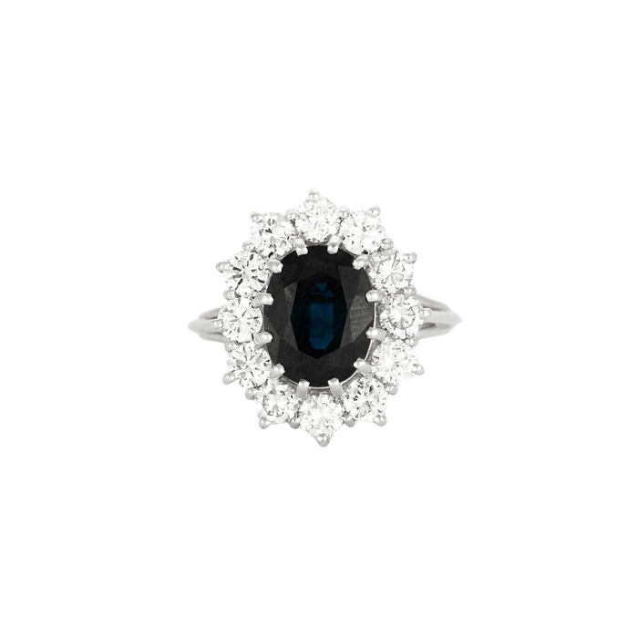 Saffier madeliefjering omringd door diamanten in witgoud