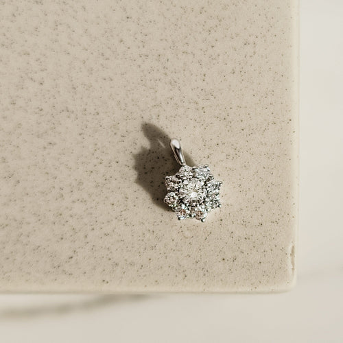 Pendentif Pendentif en or blanc avec 9 diamants taille brillant 58 Facettes 2480