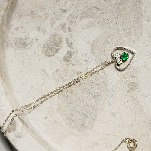 Naszyjnik z łańcuszkiem z białego złota 14-karatowego z zawieszką w kształcie serca, diamentami i szmaragdem 58 Facettes 2743