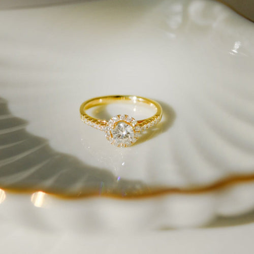 Ring 52.5 Halo ring in 18-carat yellow gold with brilliant diamonds 58 Facettes 2952