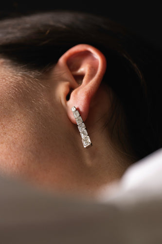 Ohrringe Lange Ohrringe im Smaragdschliff in Platin und Diamanten 58 Facettes