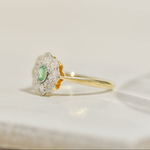 Ring 48 Vintage floral ring in 18k yellow gold, emerald and diamonds 58 Facettes
