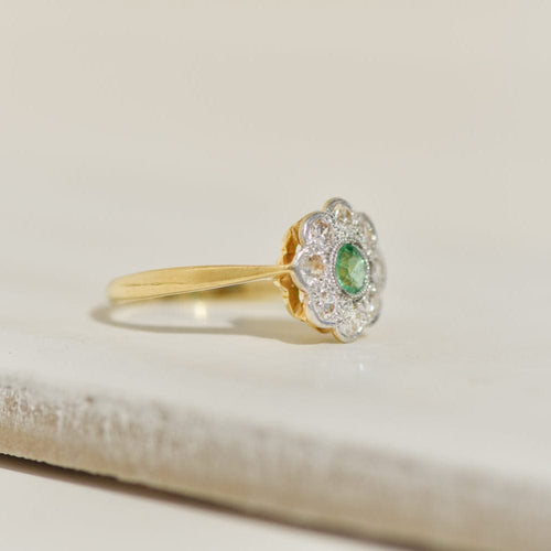 Ring 48 Vintage floral ring in 18k yellow gold, emerald and diamonds 58 Facettes
