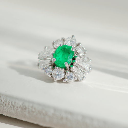 Vintage anheng i 18 kt hvitt gull med oval smaragd og diamanter 58 Facettes 3229-35