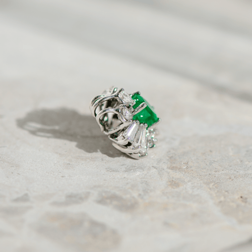 Vintage anheng i 18 kt hvitt gull med oval smaragd og diamanter 58 Facettes 3229-35