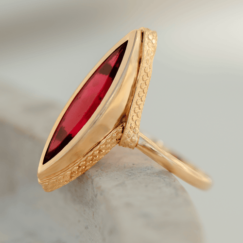 Ring 52 Vintage marquise ring in 18-carat yellow gold and synthetic ruby 58 Facettes