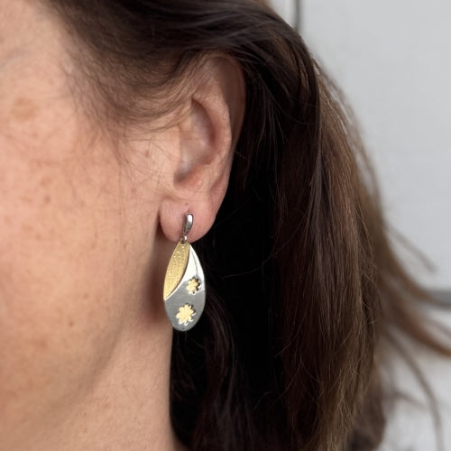 Boucles d'oreilles Boucles d’oreilles pendantes fleur en or jaune et or blanc 18 ct 58 Facettes 20837