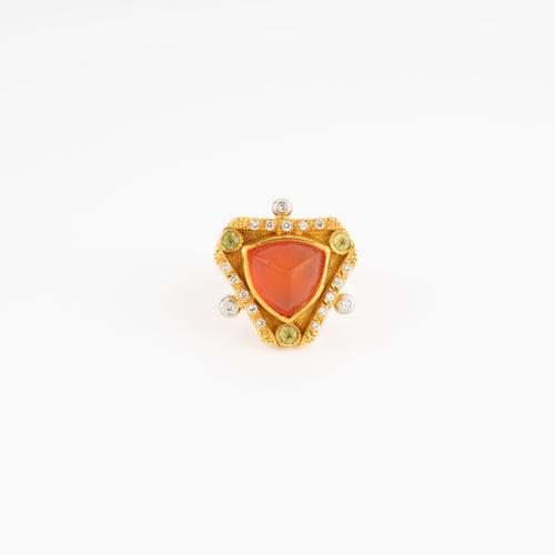Bague 48 Bague étrusque en or jaune 18k, opale de feu, diamants et péridots 58 Facettes 1