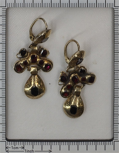 Boucles d'oreilles Boucles d’oreilles ibériques baroques pendantes en or jaune 18K et grenats 58 Facettes 25115-0315