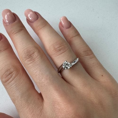 Bague 53 Bague solitaire Contrarie en or blanc 18 kt avec diamant 0,54 ct 58 Facettes 25209