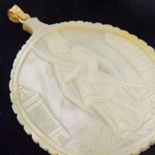 Pendentif Pendentif rond en nacre sculptée et or jaune 18 ct 58 Facettes 25488-1