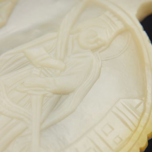 Pendentif Pendentif rond en nacre sculptée et or jaune 18 ct 58 Facettes 25488-1