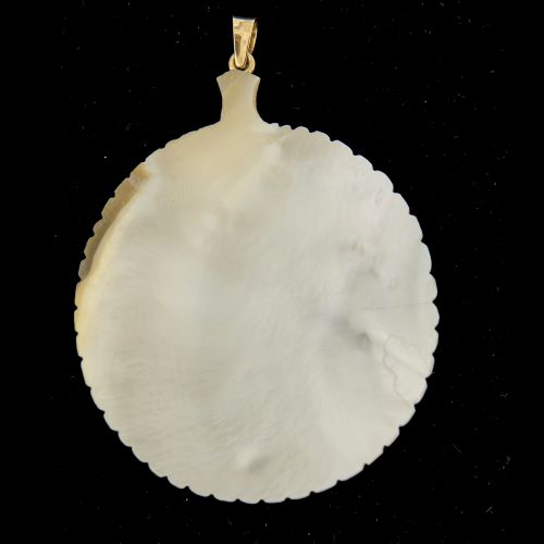 Pendentif Pendentif rond en nacre sculptée et or jaune 18 ct 58 Facettes 25488-1