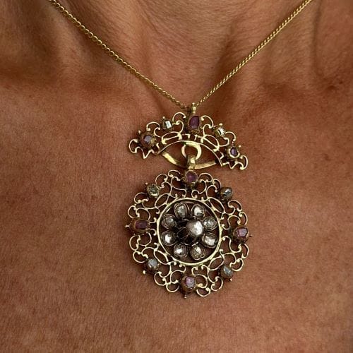 Pendentif Pendentif ancien rond en or jaune 18 ct avec diamants et rubis 58 Facettes 28141