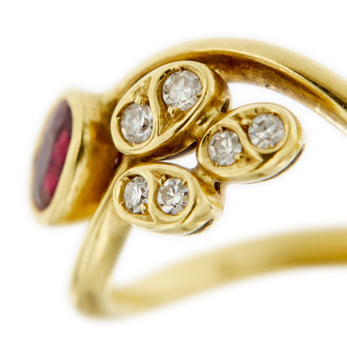 Bague 54 Bague contrariée en or jaune 18 ct avec rubis et diamants 58 Facettes 28379