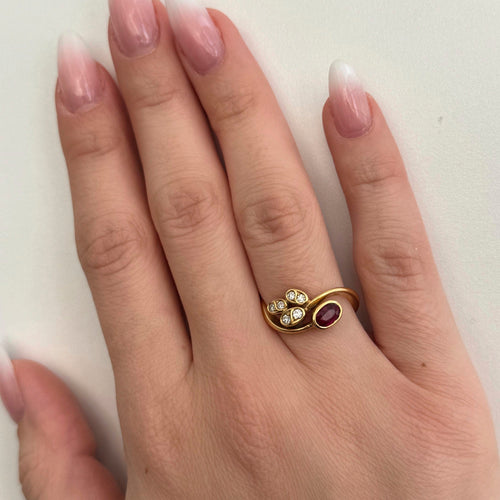 Bague 54 Bague contrariée en or jaune 18 ct avec rubis et diamants 58 Facettes 28379