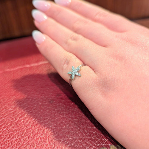 Bague 48 Bague florale en or blanc 18 carats et diamants 58 Facettes 30091