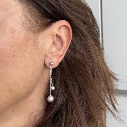 Boucles d'oreilles Salvini - Boucles d’oreilles pendantes en or blanc 18 kt, perles et diamants 58 Facettes 30516