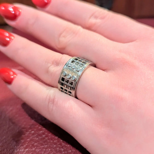https://18carats.fr/wp-content/uploads/2024/12/31501-31729-Bague-Gucci-Large-Scroll-or-blanc-et-diamant.webp