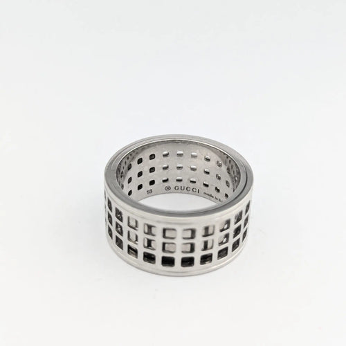 https://18carats.fr/wp-content/uploads/2024/12/31501-31730-Bague-Gucci-Large-Scroll-or-blanc-et-diamant-scaled.webp