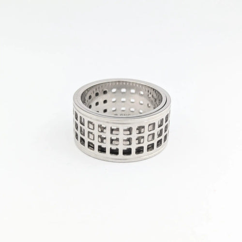 https://18carats.fr/wp-content/uploads/2024/12/31501-31731-Bague-Gucci-Large-Scroll-or-blanc-et-diamant-scaled.webp