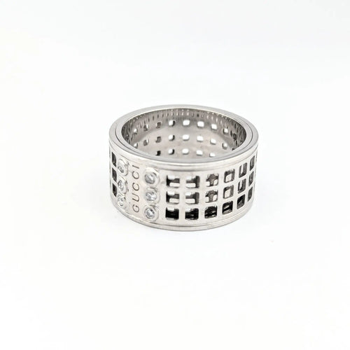 https://18carats.fr/wp-content/uploads/2024/12/31501-31732-Bague-Gucci-Large-Scroll-or-blanc-et-diamant-scaled.webp