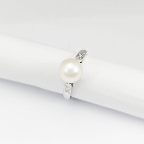 Bague 51 Bague en or blanc 18 carats avec perle de culture et diamants 58 Facettes 32599