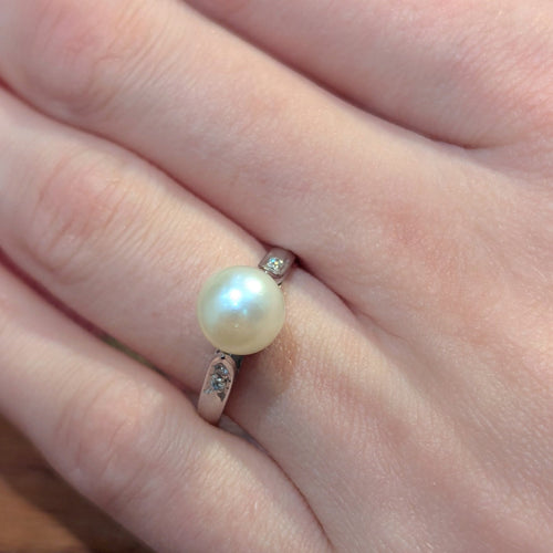 Bague 51 Bague en or blanc 18 carats avec perle de culture et diamants 58 Facettes 32599