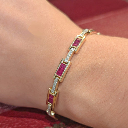 Bracelet Bracelet en or jaune 18 carats avec rubis et diamants 58 Facettes 33380