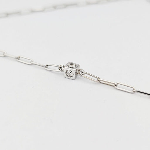 https://18carats.fr/wp-content/uploads/2025/12/33777-34340-Collier-Dinh-Van-en-or-blanc-et-diamant.jpg