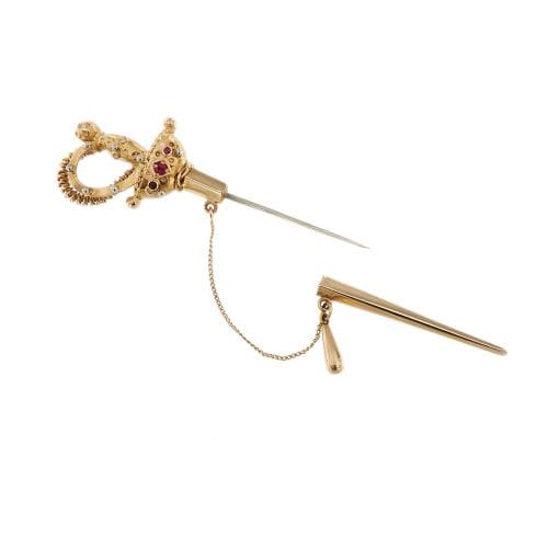 Broche Broche épée vintage en or jaune 18 ct et rubis 58 Facettes 34307