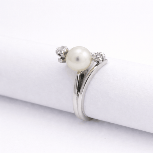 https://18carats.fr/wp-content/uploads/2026/01/34427-34445-Anello-perle-et-diamants-en-or-blanc.png