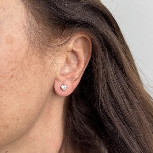 Boucles d'oreilles Boucles d’oreilles point lumineux en or blanc 18 ct et diamants 58 Facettes 36134