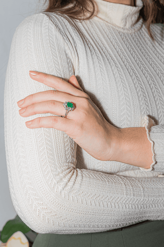 Bague 60 Bague Pompadour en or blanc avec émeraude et diamants 58 Facettes 3841380RV