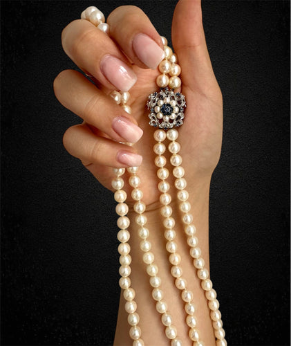 Collier Collier double rang de perles en or blanc 18 carats et saphirs 58 Facettes