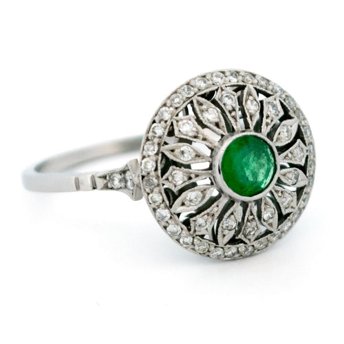 Bague 54 Bague ajourée en platine avec émeraude et diamants 58 Facettes A0ABF9154A2944FE9E776CB00E3CA42B