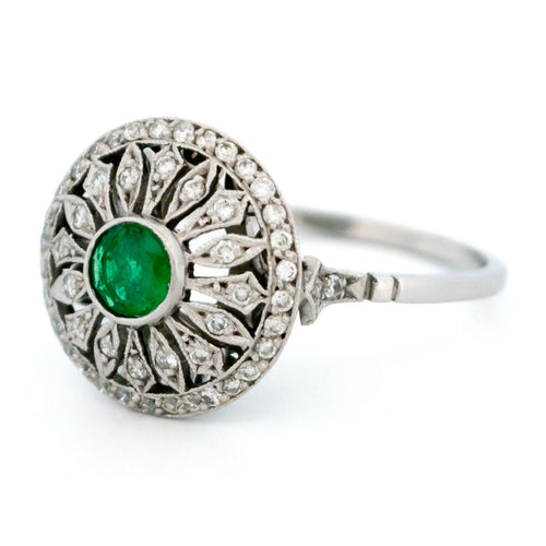Bague 54 Bague ajourée en platine avec émeraude et diamants 58 Facettes A0ABF9154A2944FE9E776CB00E3CA42B
