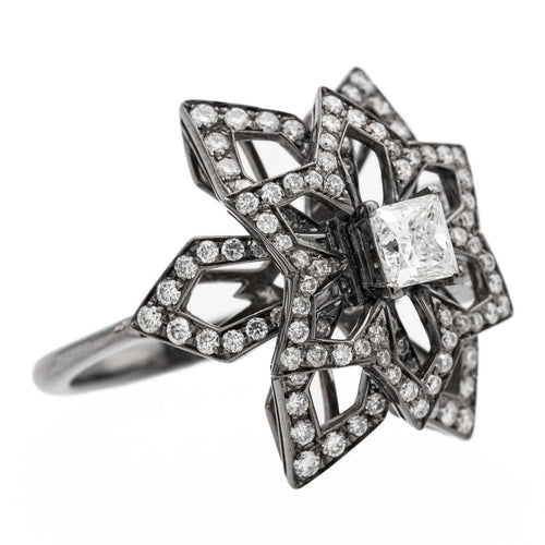 Bague 55 Bague fleur en or noir 18 carats et diamants 58 Facettes 578700RV