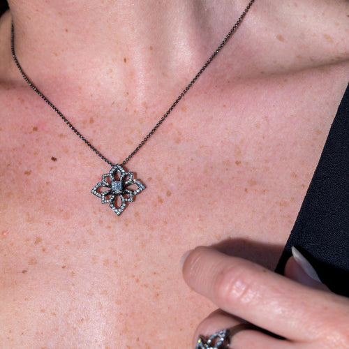 Collier Collier fleur - Pendentif en or noir 18 carats et diamants 58 Facettes 578701RV