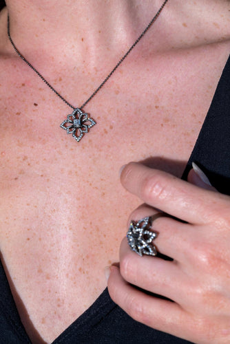 Collier Collier fleur - Pendentif en or noir 18 carats et diamants 58 Facettes 578701RV