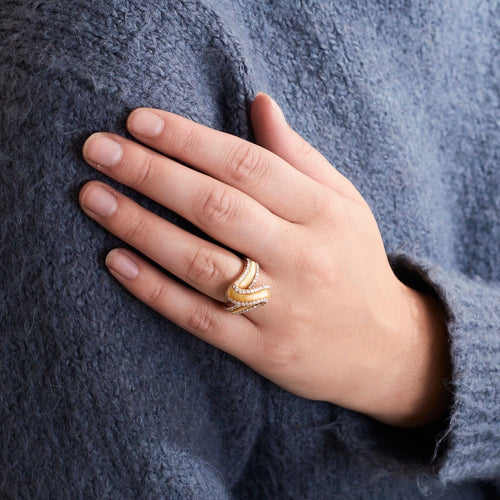 Bague 54 Bague "Galon" en or jaune 18 carats, nacre et diamants 58 Facettes BO/230066