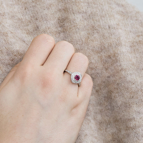 Bague 54 Bague entourage en or blanc et rubis, diamants taille brillant 58 Facettes BO/240045